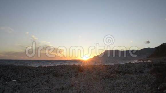 蒙泰卡洛摩纳哥湾在阳光明媚的冬日从马丁角日落视频的预览图