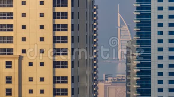 日落时分美丽多彩的迪拜码头天际线视频的预览图