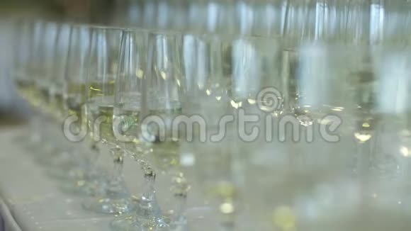 香槟提供许多香槟和起泡香槟视频的预览图