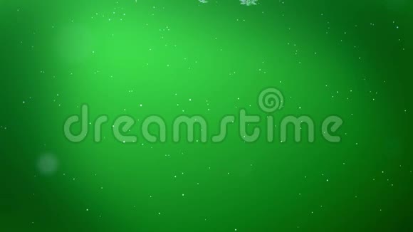 装饰性的3d雪花在绿色背景下在夜间缓慢地在空气中飞行作为圣诞动画使用新年视频的预览图