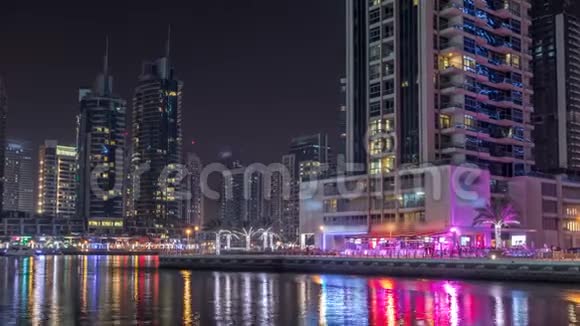 迪拜码头海湾与游艇一艘船的夜晚时光视频的预览图