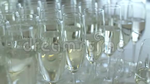 香槟提供许多香槟和起泡香槟视频的预览图