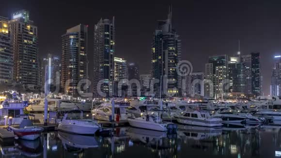 迪拜码头海湾与游艇一艘船的夜晚时光视频的预览图