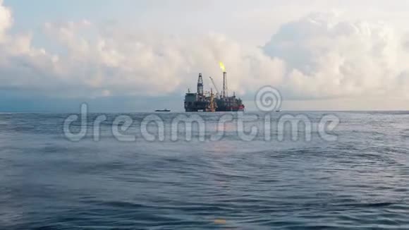 油钻平台附近的FPSO油轮海洋石油和天然气工业视频的预览图