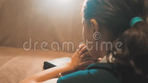 小女孩在夜里祈祷小女孩手祈祷的生活方式小女孩圣经在圣经中祈祷视频的预览图