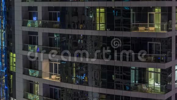 傍晚时分摩天大楼的明亮窗户视频的预览图