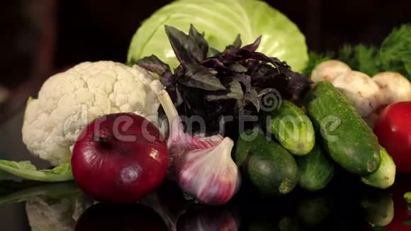 新鲜蔬菜特写黑色背景视频的预览图