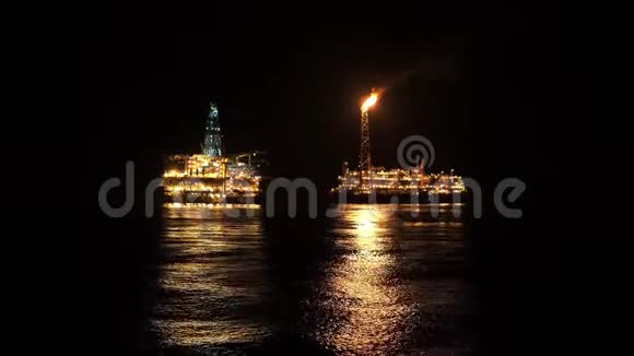 晚上FPSO油轮靠近石油平台钻机海洋石油和天然气工业视频的预览图