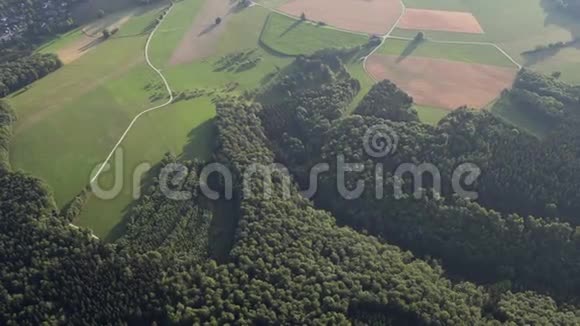 乘坐气球飞行的空中景观黑森林视频的预览图