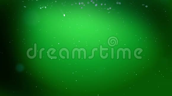 装饰性的3d雪花在绿色背景下在夜间缓慢地在空气中飞行作为圣诞动画使用新年视频的预览图