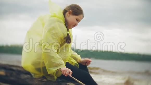 快乐的女孩走在海岸旅行生活方式冒险度假户外一个穿着时髦衣服的女孩视频的预览图
