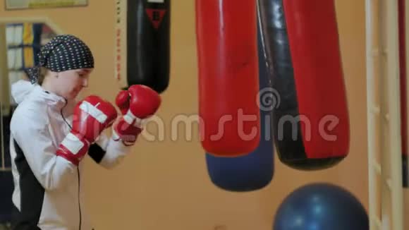 拳击女子训练拳击袋健身室猛力健身跆拳道系列视频的预览图