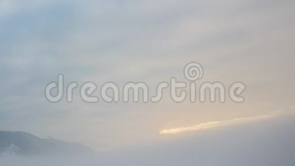 在雾蒙蒙的日落冬山观景视频的预览图
