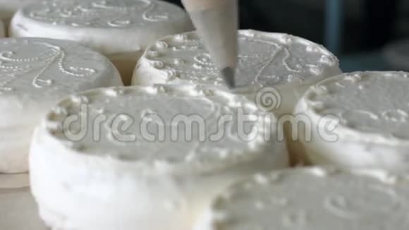 带有奶油装饰的白色蛋糕视频的预览图