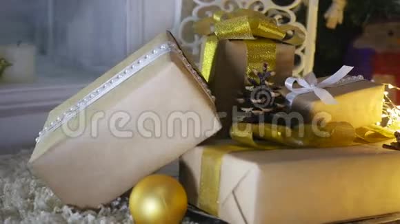木制背景圣诞礼物及装饰视频的预览图