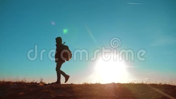 男子步行值得旅游与背包阳光生活方式冒险站在山顶慢动作视频的预览图