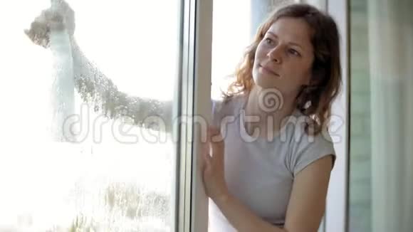 有魅力的女孩在家洗窗户去清理房子视频的预览图