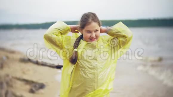 快乐的女孩走在海岸旅行生活方式冒险度假户外一个穿着时髦衣服的女孩视频的预览图