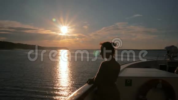 在游轮甲板欣赏日落的女人视频的预览图