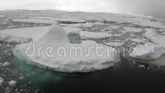 南极洲海洋中的冰川冰山和雪视频的预览图