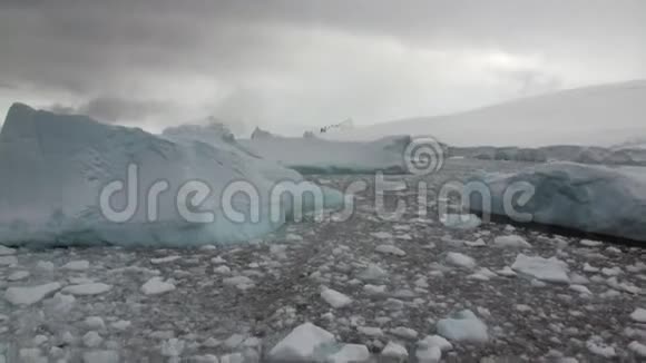 南极海洋冰川冰山运动和雪海岸线视频的预览图