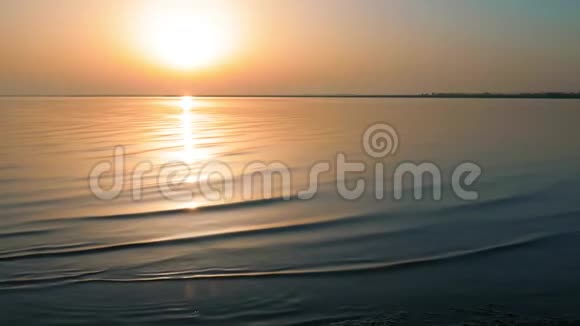 日出金色光芒中的海面视频的预览图