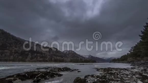 山林附近一条河流的时间流逝巨大的岩石和快速的云层移动视频的预览图