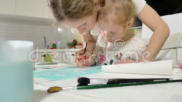 母婴用彩色画笔作画与幼儿一起游戏影响幼儿的发展视频的预览图