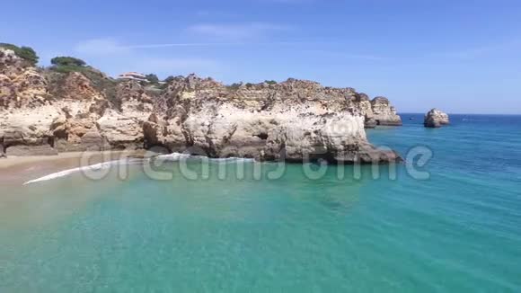 从葡萄牙阿尔沃的普拉亚特雷斯伊莫斯的天然岩石起飞视频的预览图
