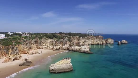 从葡萄牙阿尔沃的普拉亚特雷斯伊莫斯的天然岩石起飞视频的预览图