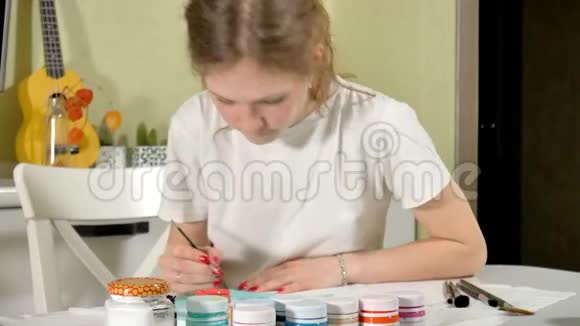 女人用彩色画笔画画与幼儿一起游戏影响幼儿的发展视频的预览图
