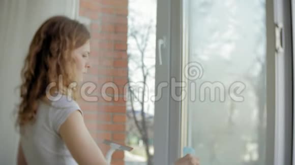 有魅力的女孩在家洗窗户去清理房子视频的预览图
