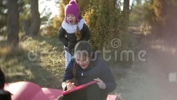 旅途中游客的幸福家庭母亲和孩子在户外吃饭视频的预览图