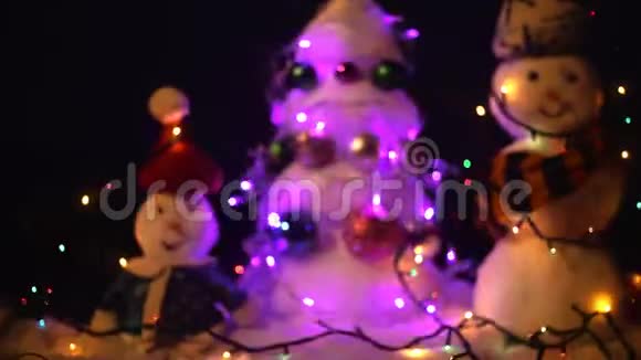 和雪人新年快乐雪人幸福的一对雪人庆典视频的预览图