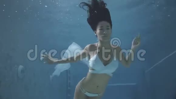 水下美女视频的预览图