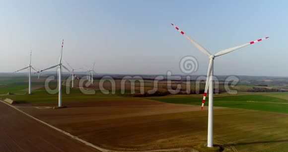 风车农场的空中WIVIEV电力能源生产视频的预览图