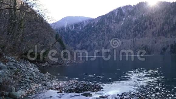 阿布哈兹里萨湖和高加索山脉视频的预览图