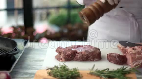 烹饪板上的生肉视频的预览图