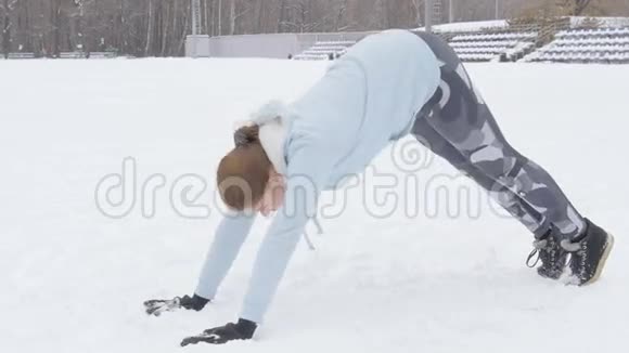 冬季健身户外活动视频的预览图