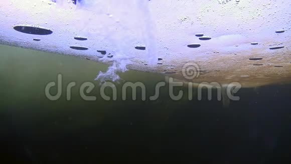 白海中的冰雨视频的预览图