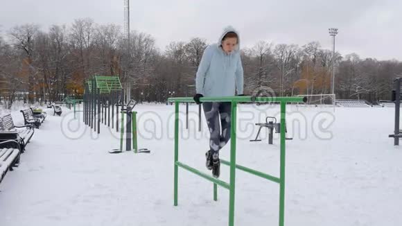 冬季健身户外活动视频的预览图