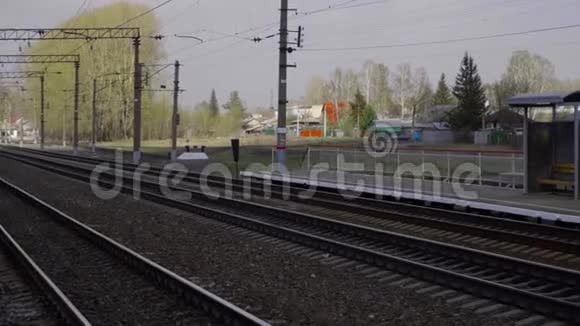 郊区火车站视频的预览图