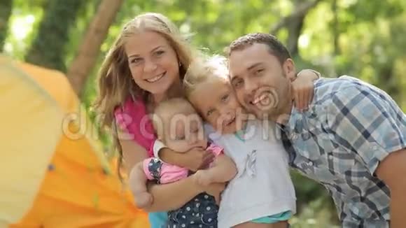 一个幸福家庭的画像笑着笑着视频的预览图