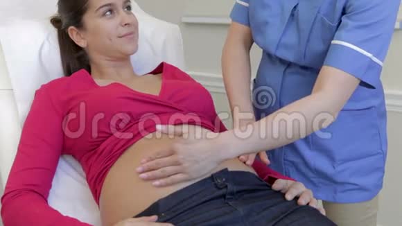 孕妇产前检查护士视频的预览图