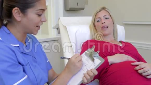 孕妇产前检查护士视频的预览图