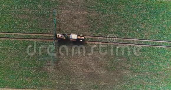 拖拉机在农田里用化学物质喷洒肥料视频的预览图