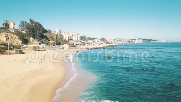海滩和海滨的鸟瞰图视频的预览图
