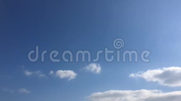 美丽的蓝天有云的背景天空云天空有云天气自然云蓝蓝天有云有太阳视频的预览图