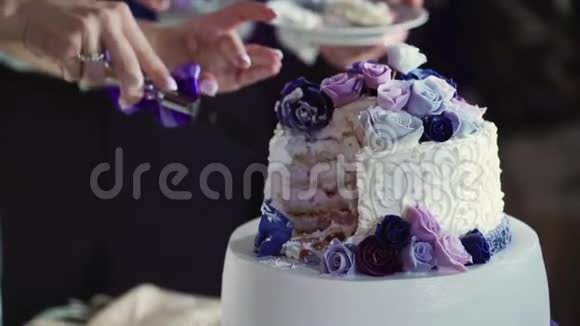 新郎新娘切婚礼蛋糕视频的预览图