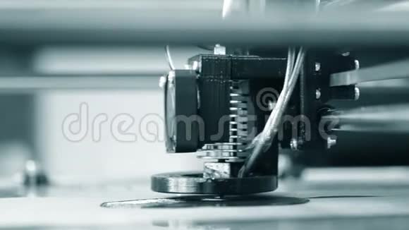 现代3D打印机从热熔体打印物体视频的预览图